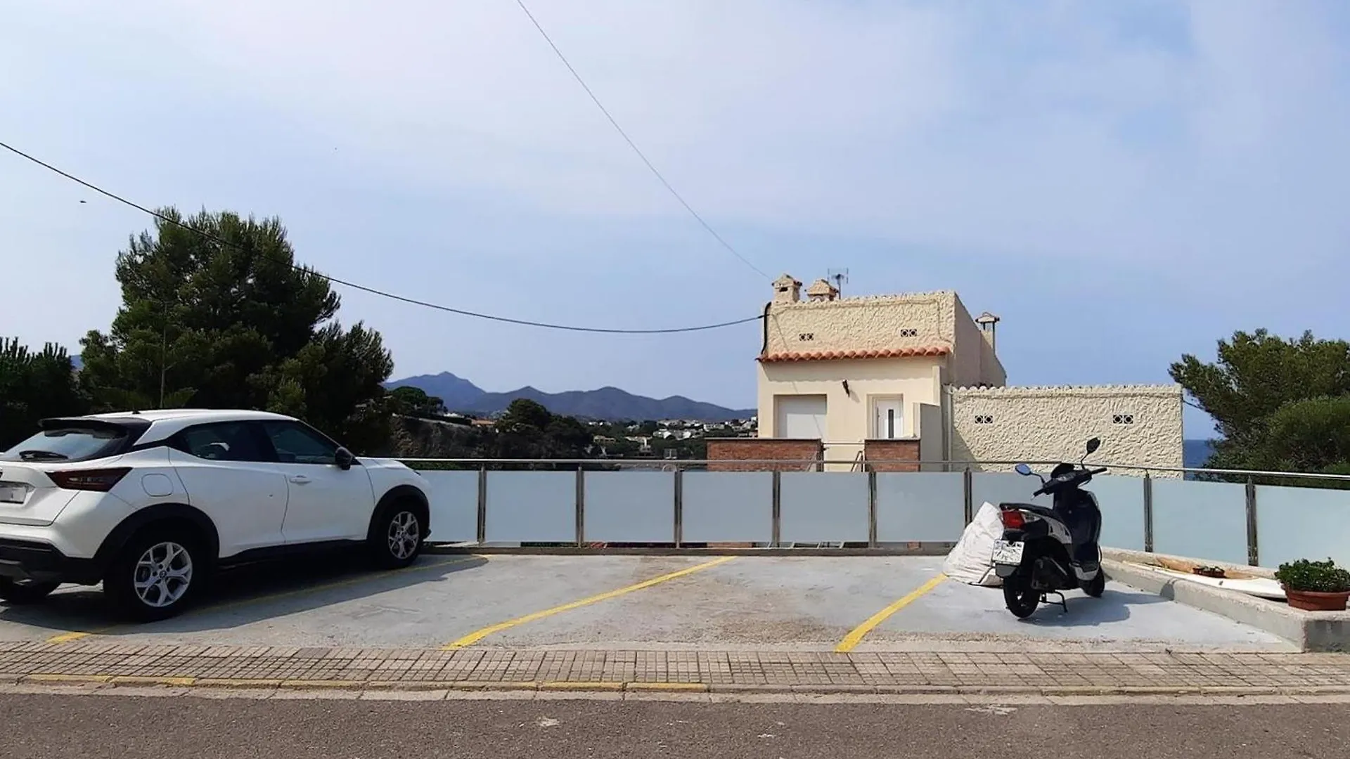 Apartamento Con Terraza, Parking Y Se Admiten Mascotas En Llanca - Es-170-3 דירה