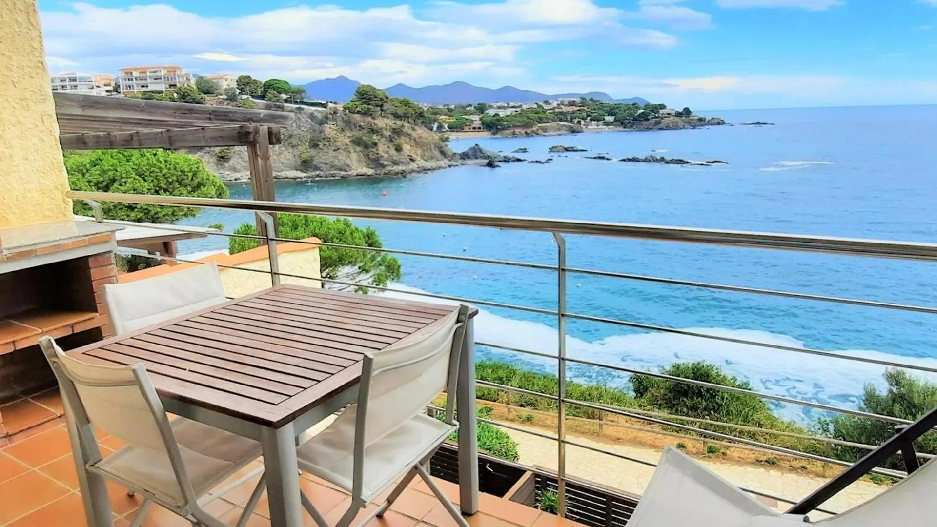 Apartamento Con Terraza, Parking Y Se Admiten Mascotas En Llanca - Es-170-3 0*,